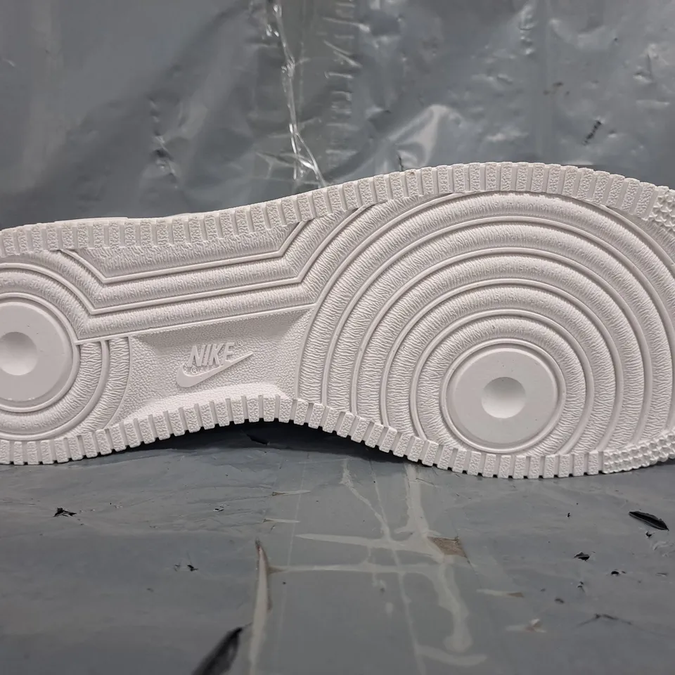 BOXED PAIR OF NIKE AIR FORCE 1 '07 SHOES IN WHITE SIZE UK 9