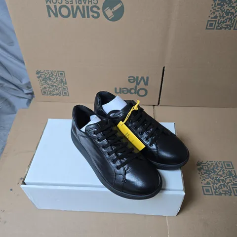 STRIVE DAKOTA BLACK LACE UP TRAINER UK SIZE 5
