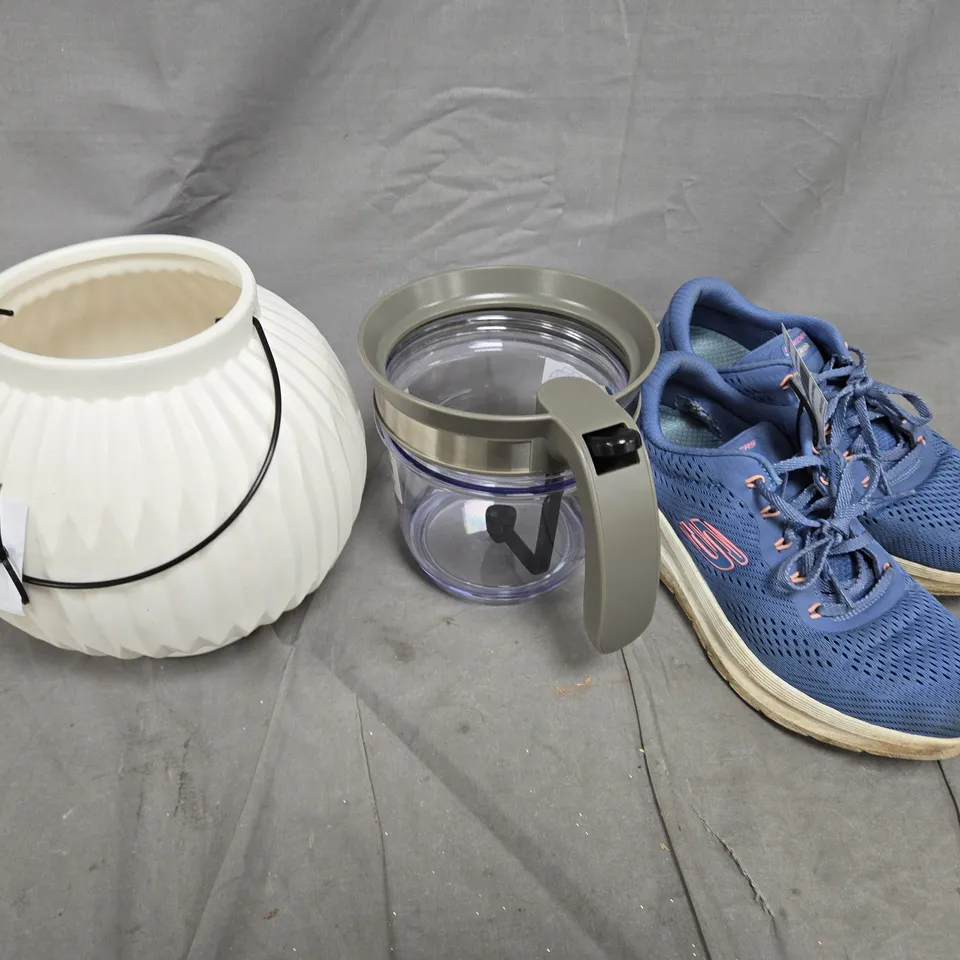 APPROXIMATELY 10 ASSORTED HOUSEHOLD PRODUCTS TO INCLUDE TRAINERS, MEASURING JUG, HOME DECOR ETC 