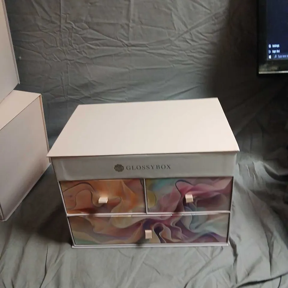 GLOSSYBOX ADVENT CALENDAR – 25 DAY BEAUTY COUNTDOWN