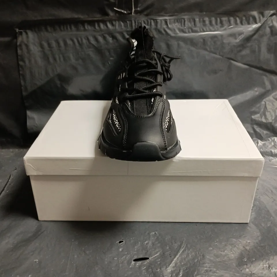 BOXED PAIR OF CONZURI VEXOR TRAINERS IN BLACK/WHITE SIZE 10