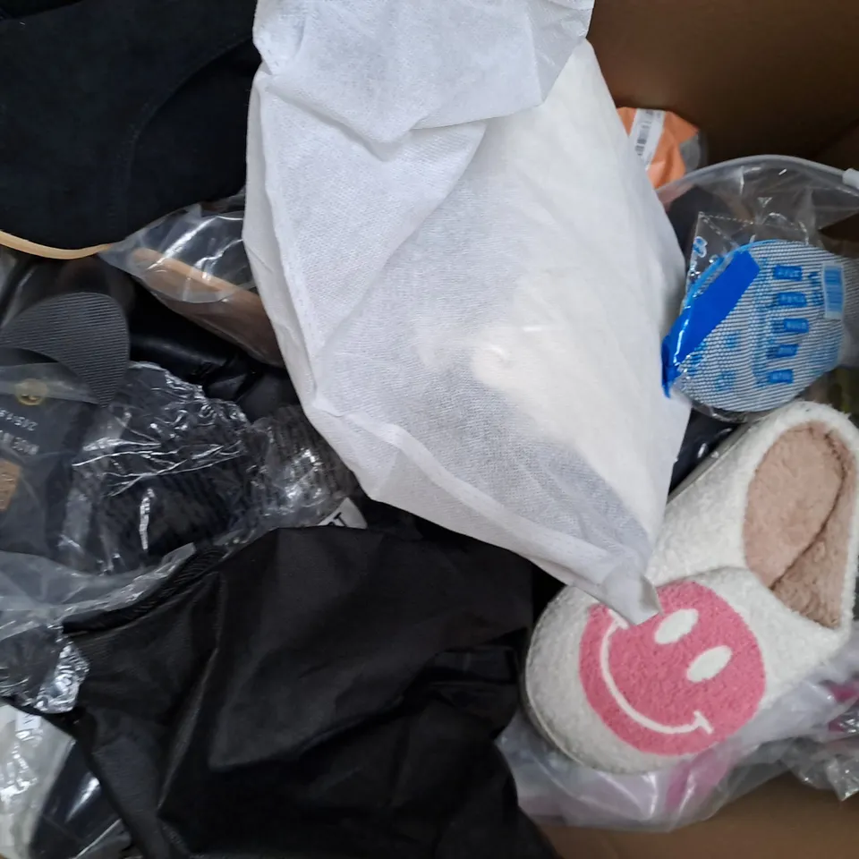 BOX OF APPROXIMATELY 15 ASSORTED PAIRS OF SHOES AND FOOTWEAR ITEMS IN VARIOUS STYLES AND SIZES TO INCLUDE THE SLIPPER COMPANY, SKECHERS, ETC