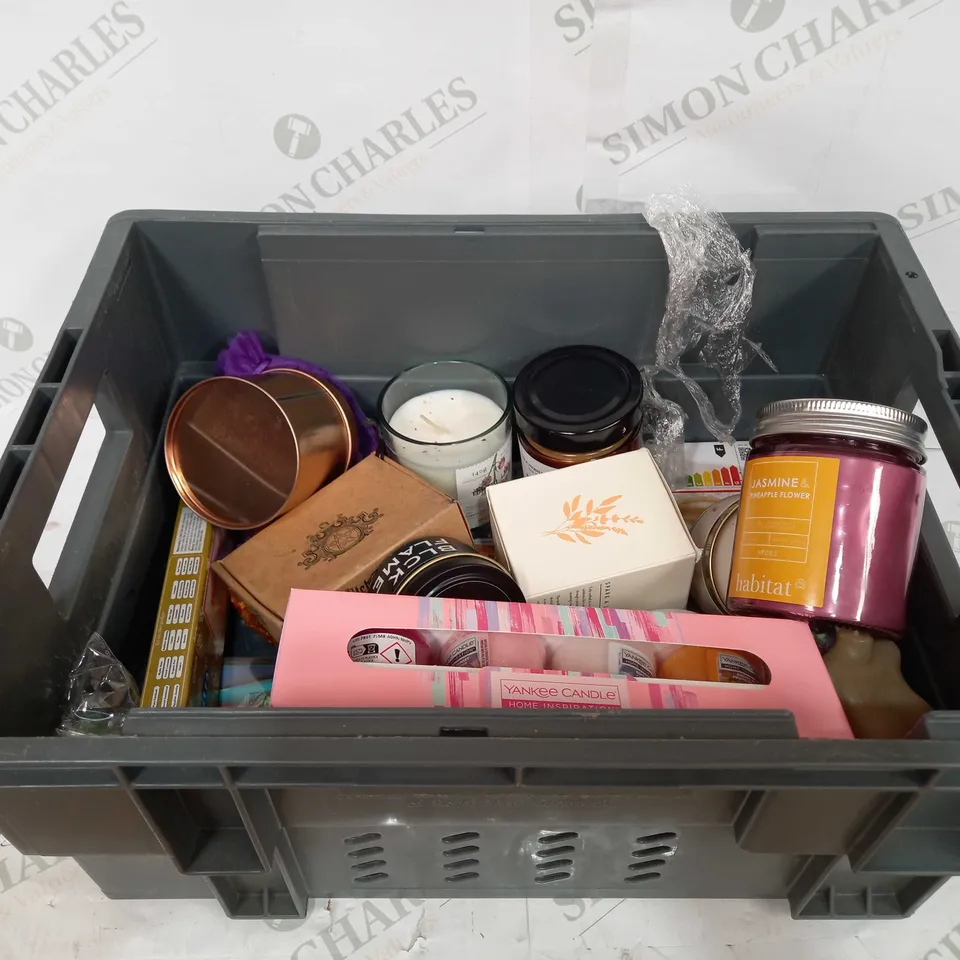 BOX TO CONTAIN APPROX 30 X ASSORTED CANDLES AND OTHER SCENTED PRODUCTS 