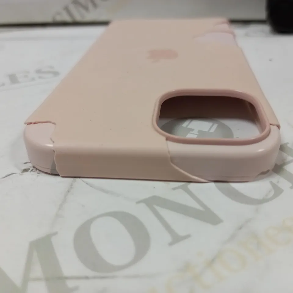 BOX OF APPROX 10 APPLE ITEMS TO INCLUDE PHONE CASE (MODEL UNKNOWN) AND APPLE WIRED IN EAR EARPHONES
