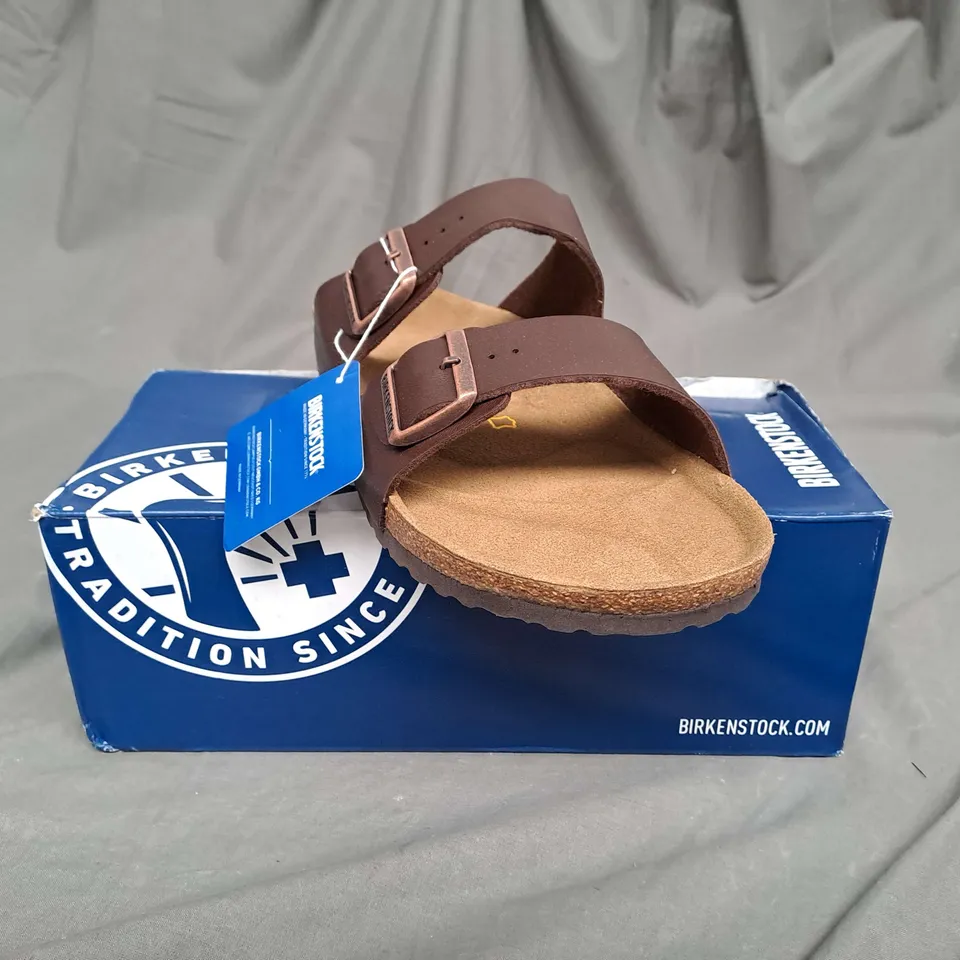 BOXED PAIR OF BIRKENSTOCKS ARIZONA SANDALS IN BROWN SIZE 9