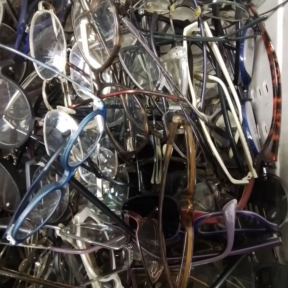 APPROXIMATELY 40 ASSORTED LOOSE SPECTACLES/SUNGLASSES IN VARIOUS STYLES & BRANDS  