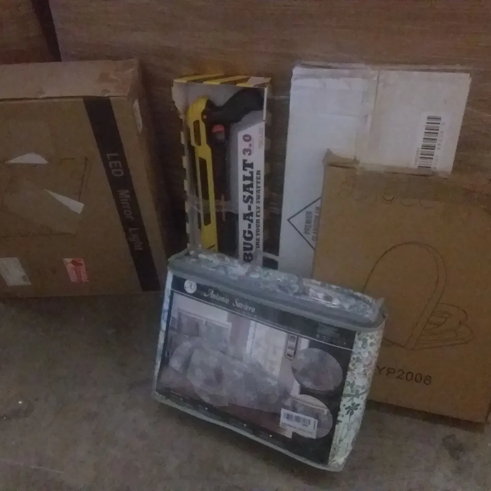 PALLET OF ASSORTED ITEMS INCLUDING TOILET SEAT, LED MIRROR, SALT GUN, COAT STAND