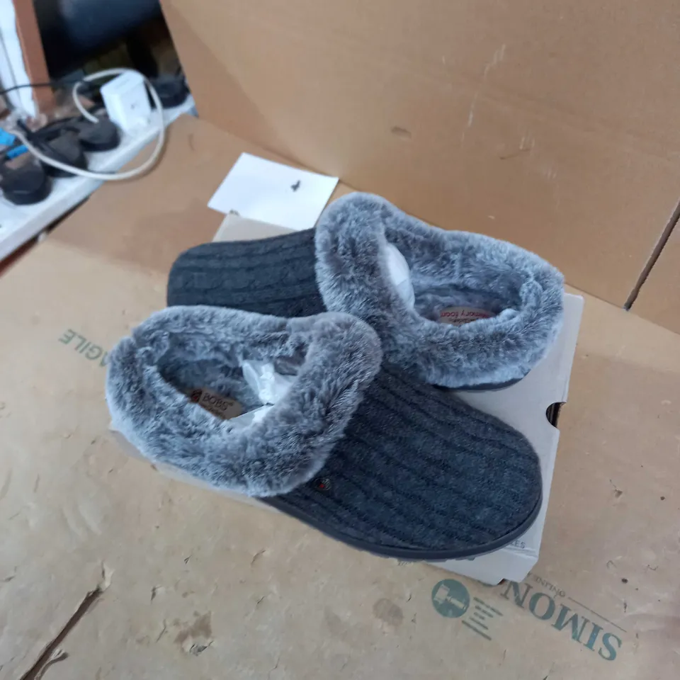SKECHERS CHARCOAL KEEPSAKES SLIPPERS - SIZE 5.5