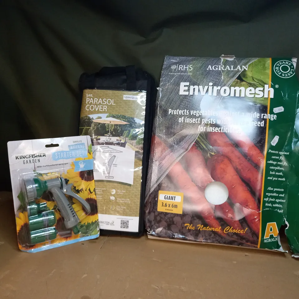 BOX OF APPROX 20 ASSORTED ITEMS TO INCLUDE KESINGTON SAIL PARASOL COVER, RHS AGRALAN GIANT ENVIROMESH, KINGFISHER GARDEN SPRAY GUN, ETC