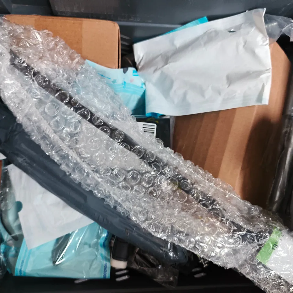 APPROXIMATELY 8 ASSORTED HOUSEHOLD ITEMS TO INCLUDE HILKA ENGINEERS SCREWDRIVER, ETC