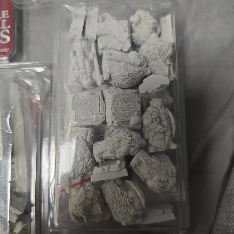 LOT OF 15 MULTI-PACKS OF ASSORTED MINIATURES TO INCLUDE TROLL HUNTERS AND DWARVES VETERANS