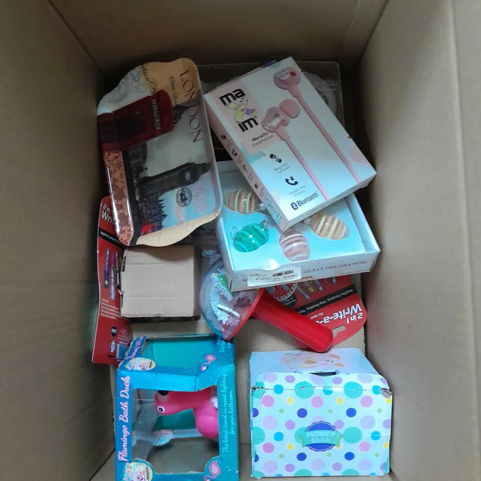 BOX OF APPROXIMATELY 10 ASSORTED ITEMS TO INCLUDE EARPHONES, TEALIGHT HOLDERS, LONDON TRAY ETC