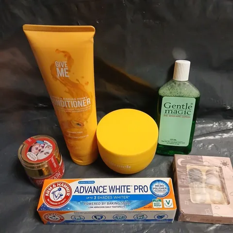 APPROXIMATELY 20 ASSORTED HEALTH & BEAUTY PRODUCTS TO INCLUDE SKINCARE LOTION, ARM & HAMMER TOOTHPASTE, CONDITIONER ETC 