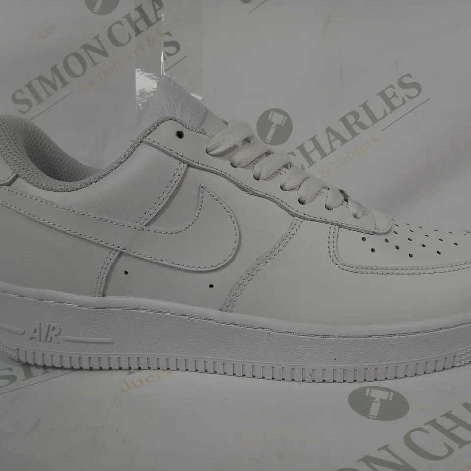 BOXED PAIR OF NIKE AIR FORCE 1 SHOES IN WHITE UK SIZE 8