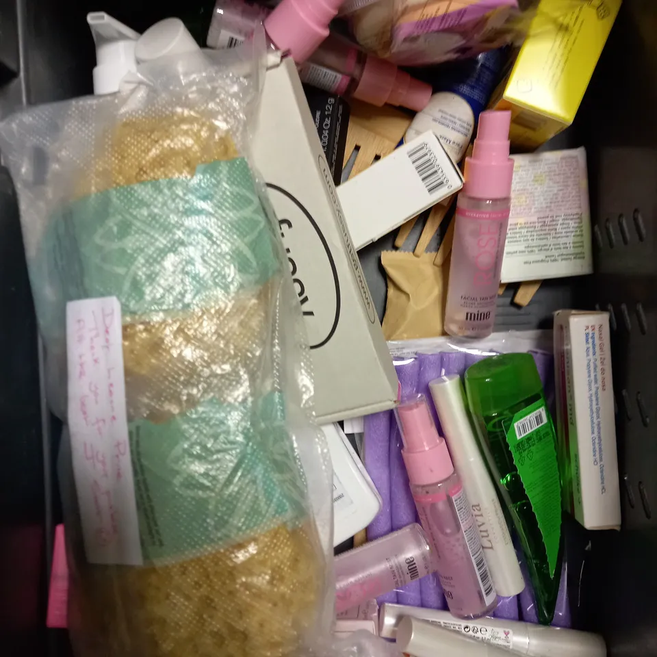 BOX OF APPROXIMATELY 25 ASSORTED HEALTH & BEAUTY PRODUCTS TO INCLUDE AUSTRALIAN GOLD TANNING ACCELERATOR, JOHN FRIEDA GO BLONDER, KIEHL'S ULTRA FACIAL TONER ETC 