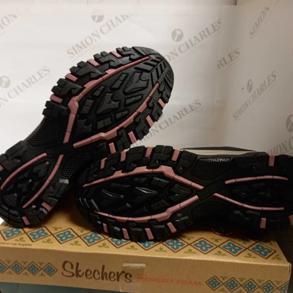 SKECHERS CHOCOLATE HIKING BOOTS SIZE 5.5