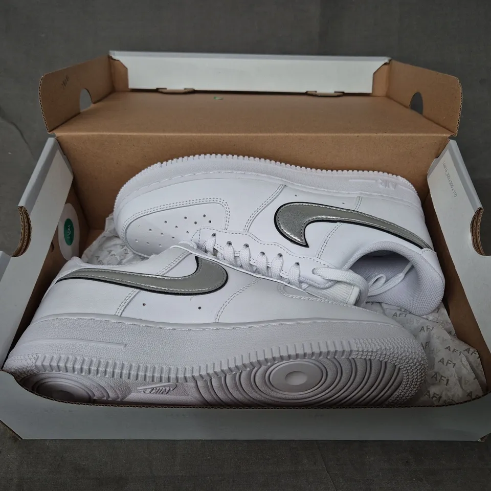 BRAND NEW BOXED PAIR OF NIKE WOMEN'S AIR FORCE 1 '07 ESS SHOES IN WHITE/METALLIC SILVER UK SIZE 5.5