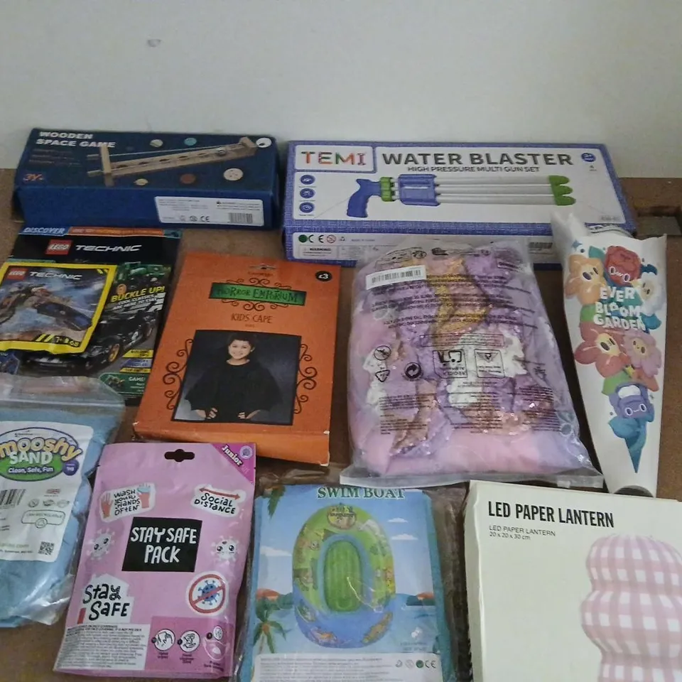 LARGE QUANTITY OF ASSORTED TOYS AND ACCESSORIES TO INCLUDE; EVER BLOOM GARDEN, LED PAPER LANTERN, SMOOSHY SAND AND WATER BLASTER