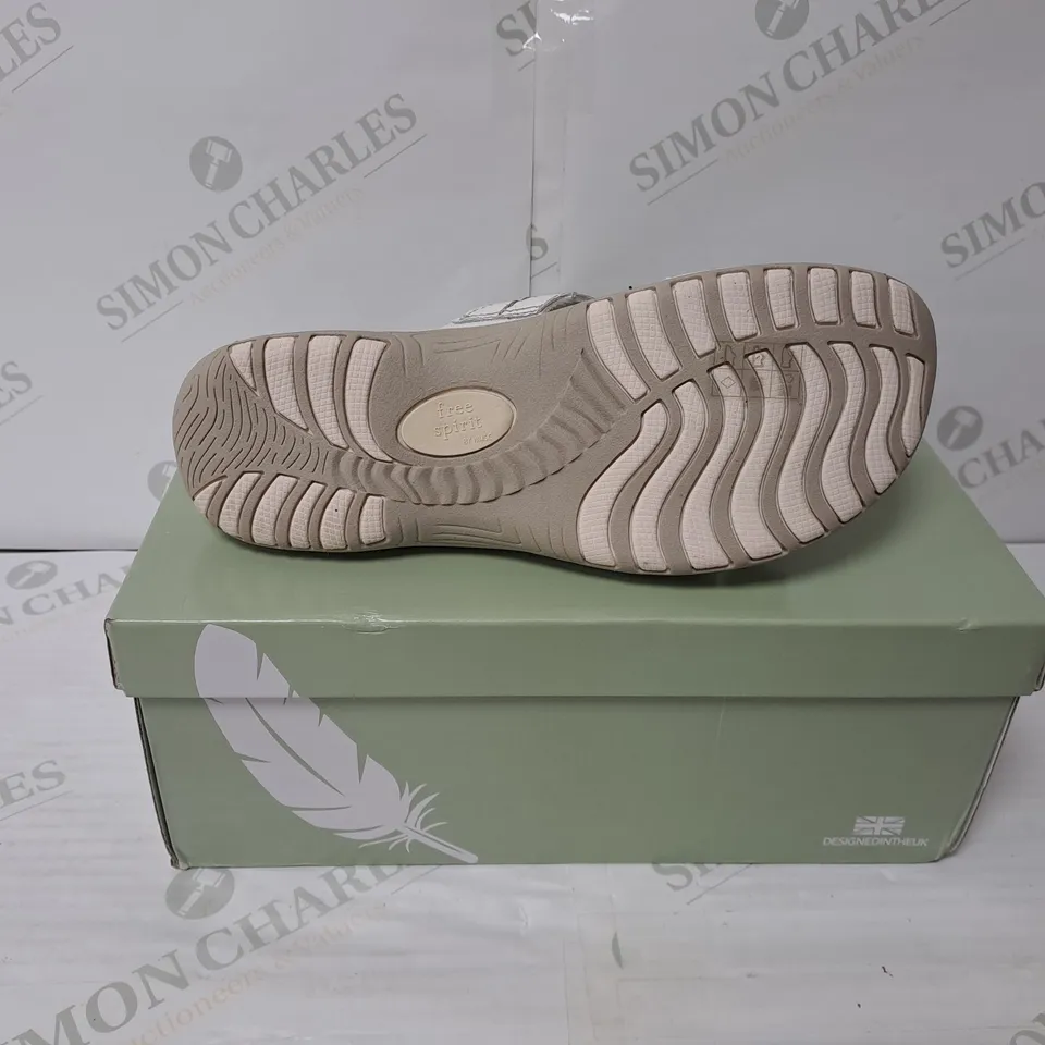 BOXED PAIR OF FREE SPIRIT ALBANY SLIDER SANDALS IN WHITE SIZE 6 