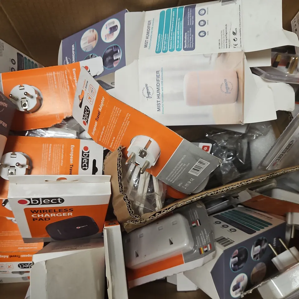 BOX OF APPROXIMATELY 30 ASSORTED HOUSEHOLD ELECTRICAL ITEMS TO INCLUDE ADAPTER PLUG, WIRELESS CHARGING PAD, MIST HUMIDIFIER, ETC