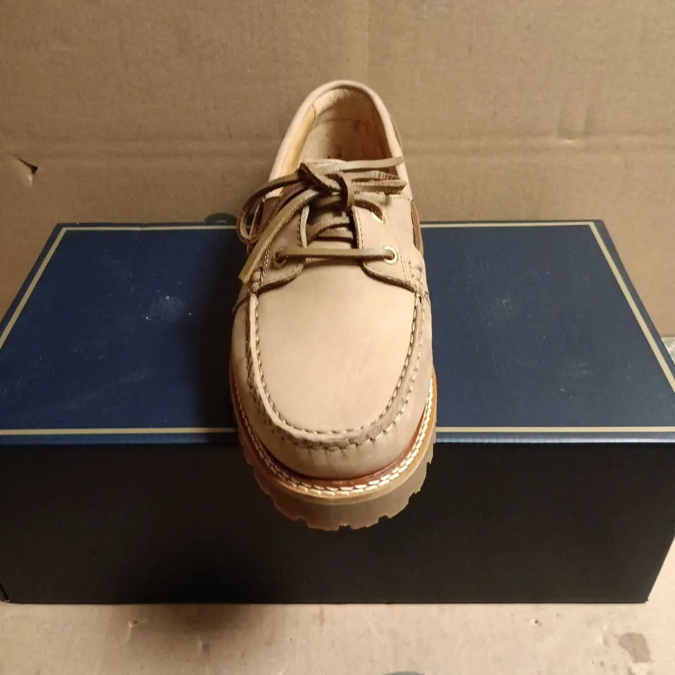 FAIRFAX & FAVOR WOMEN'S ALDEBURGH DECK SHOE - FAWN NUBUCK, UK 5 