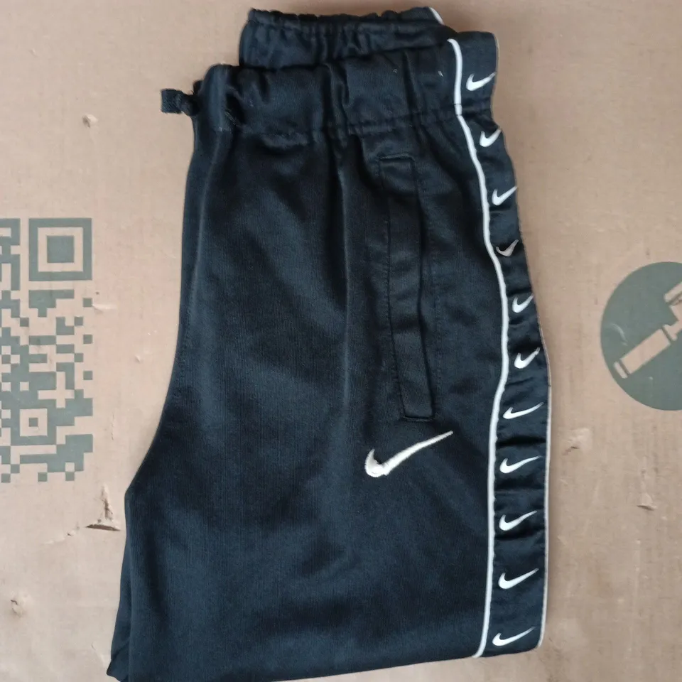 NIKE JOGGERS IN BLACK/WHITE SIZE XL
