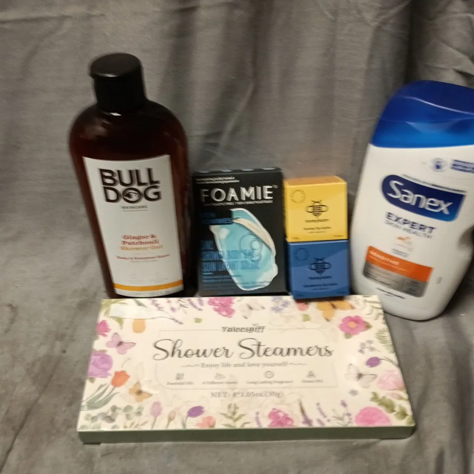 APPROXIMATELY 20 ASSORTED COSMETICS ITEMS TO INCLUDE FOAMIE SHOWER BODY BAR, SANEX GENTLE SHOWER CREAM, HONEYBALM, ETC