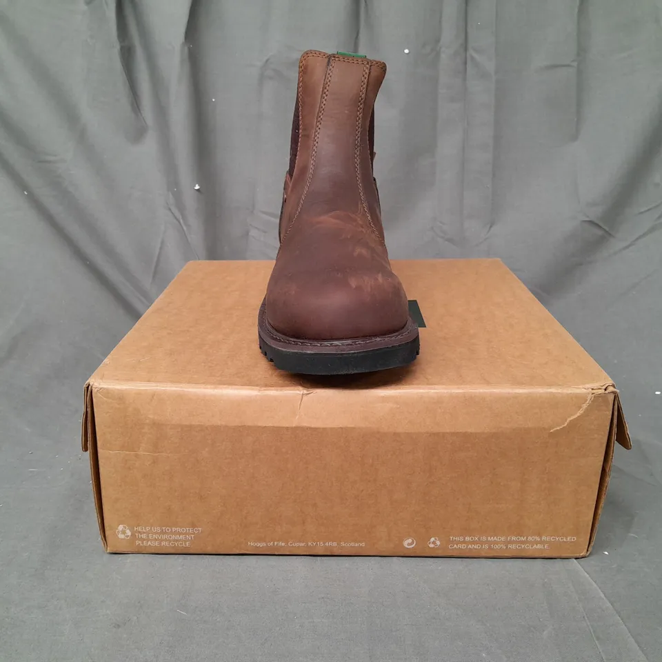 BOXED PAIR OF HOGGS WATERPROOF SHIRE PRO DEALER BOOTS IN BROWN EU SIZE 41