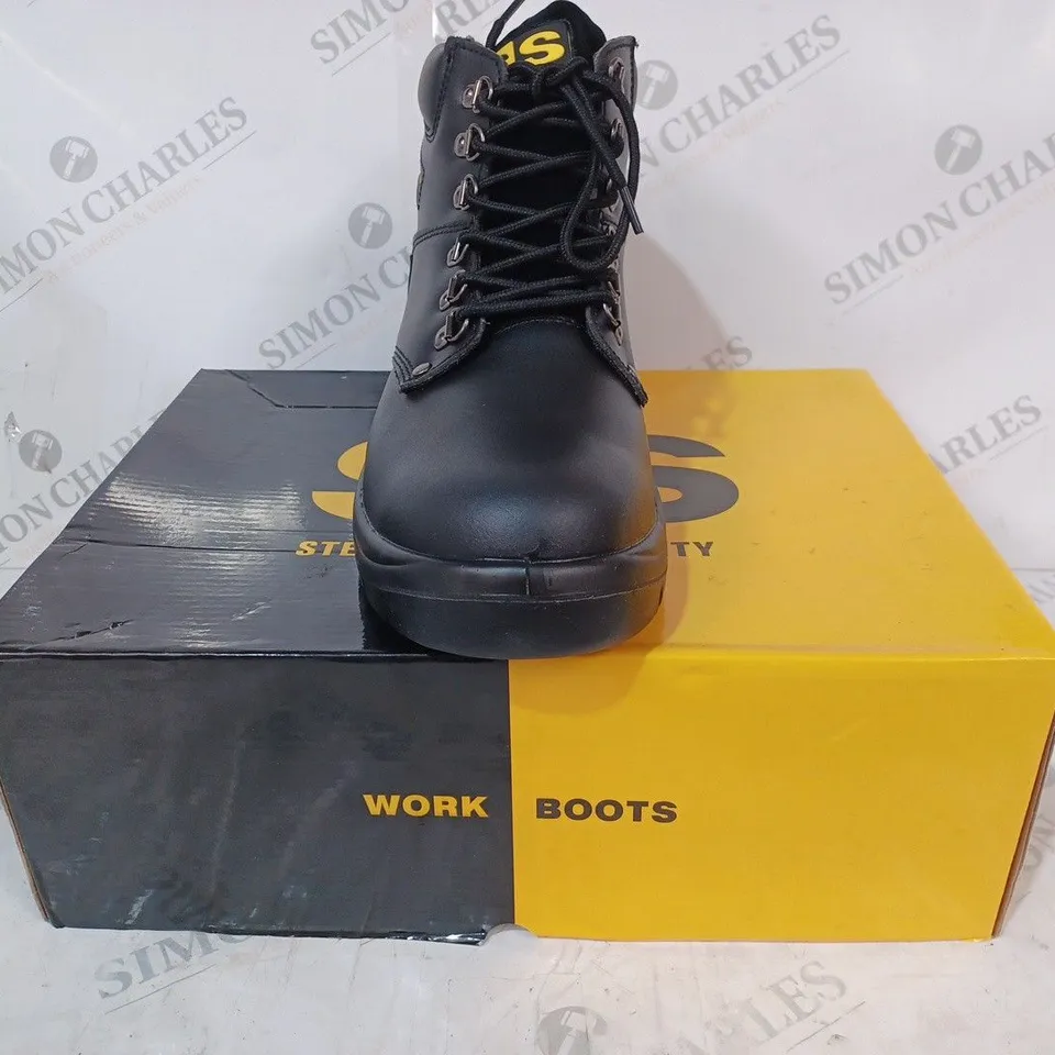 BOXED PAIR OF STERLING SAFETY BOOTS IN BLACK UK SIZE 10