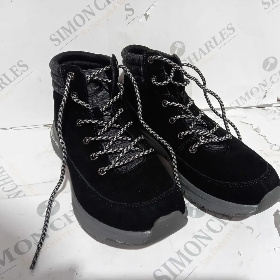 SKETCHERS AIR-COOLED ARCHFIT BOOTS - UK SIZE 4.5