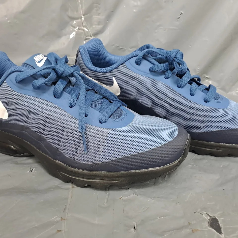 PAIR OF NIKE AIR TRAINERS IN NAVY SIZE UK 8