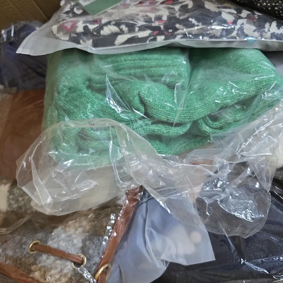 BOX OF APPROX 20 ASSORTED CLOTHING ITEMS TO INCLUDE JUMPERS, BAGS, GLOVES, ETC