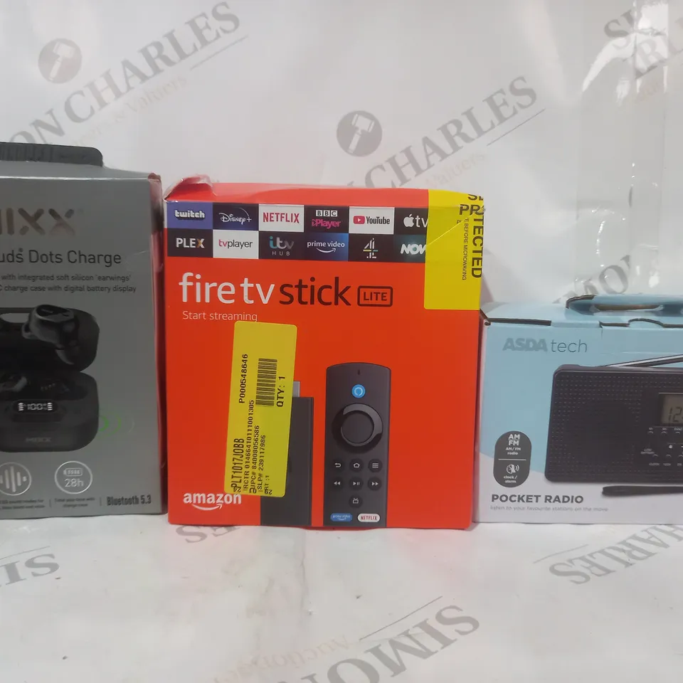 BOX OF APPROXIMATELY 15 ASSORTED ELECTRICAL ITEMS TO INCLUDE FIRE TV STICK LITE, POCKET RADIO, MIXX STREAMBUDS DOTS CHARGE, ETC