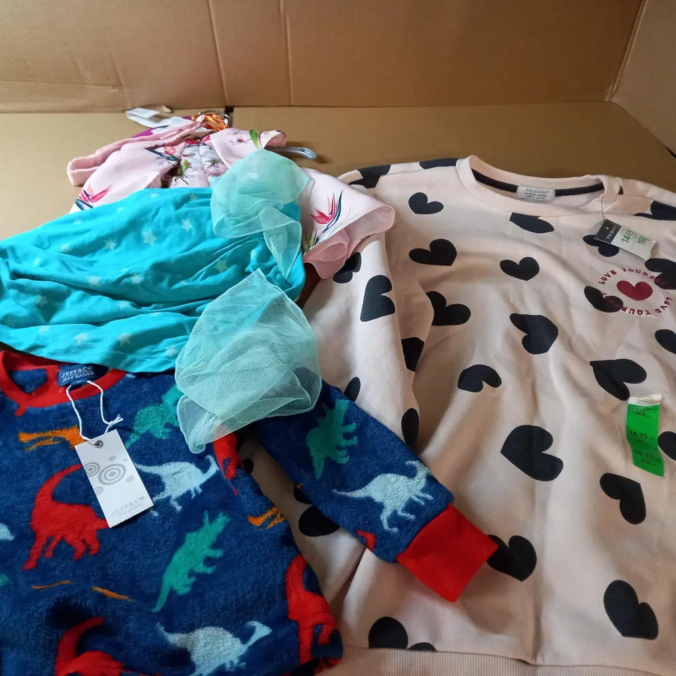 LOT OF APPROX 20 ASSORTED CHILDRENS CLOTHING ITEMS VARYING IN SIZE/COLOUR/STYLE TO INCLUDE: TROUSERS, TOPS, JUMPERS	