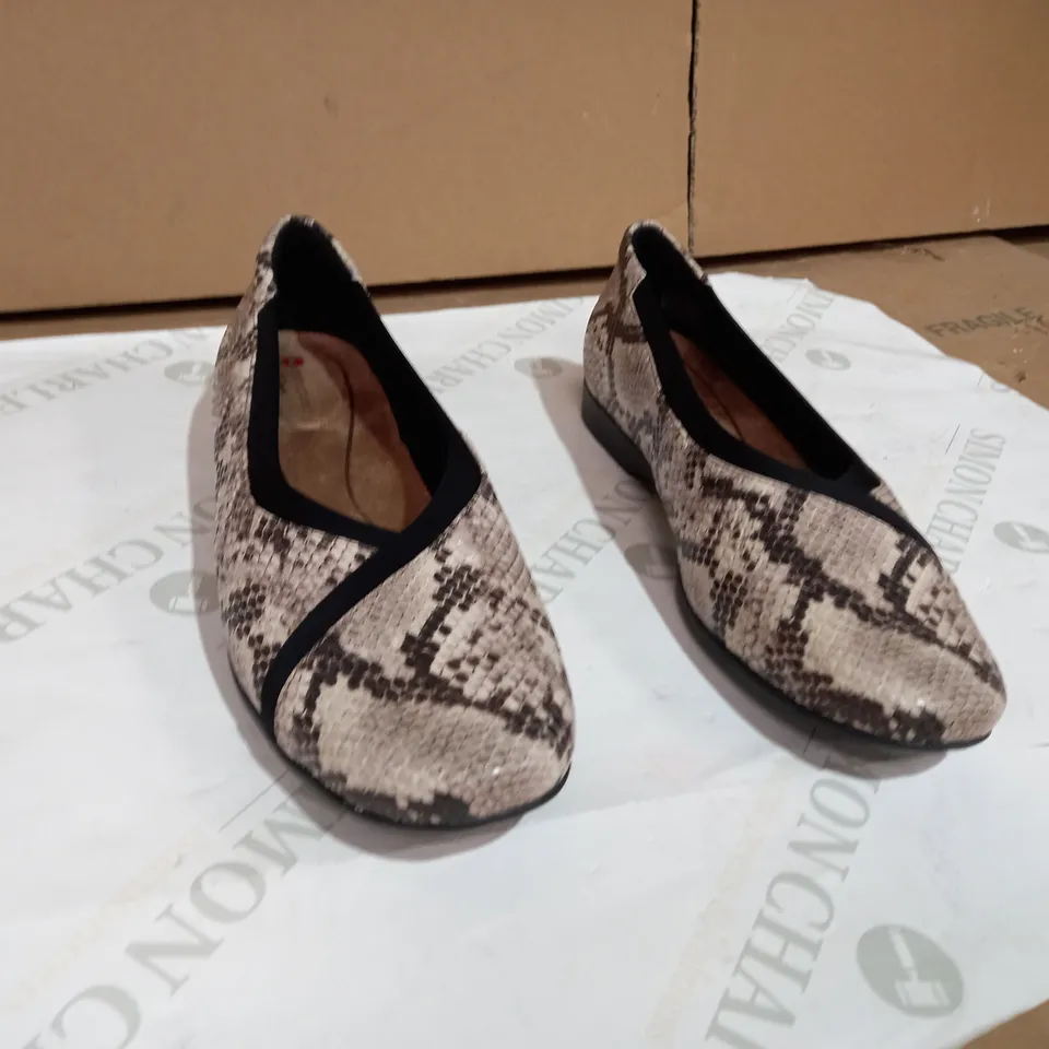 CLARKS DARCEY EASE SNAKE STYLE LOAFERS SIZE 7