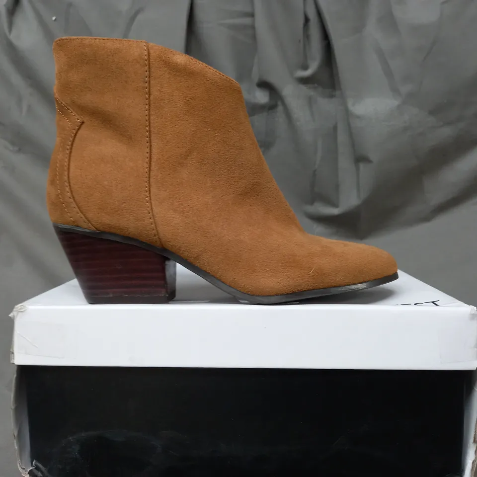 BOXED PAIR OF NINE WEST TRISTIN SUEDETTE ANKLE BOOTS IN BROWN SIZE 5