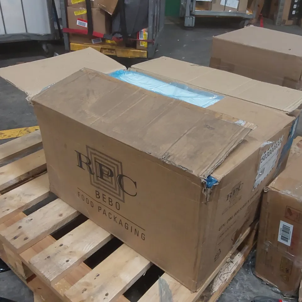 BOX CONTAINING A VERY LARGE QUANTITY OF BRAND NEW PLASTIC FOOD TRAYS