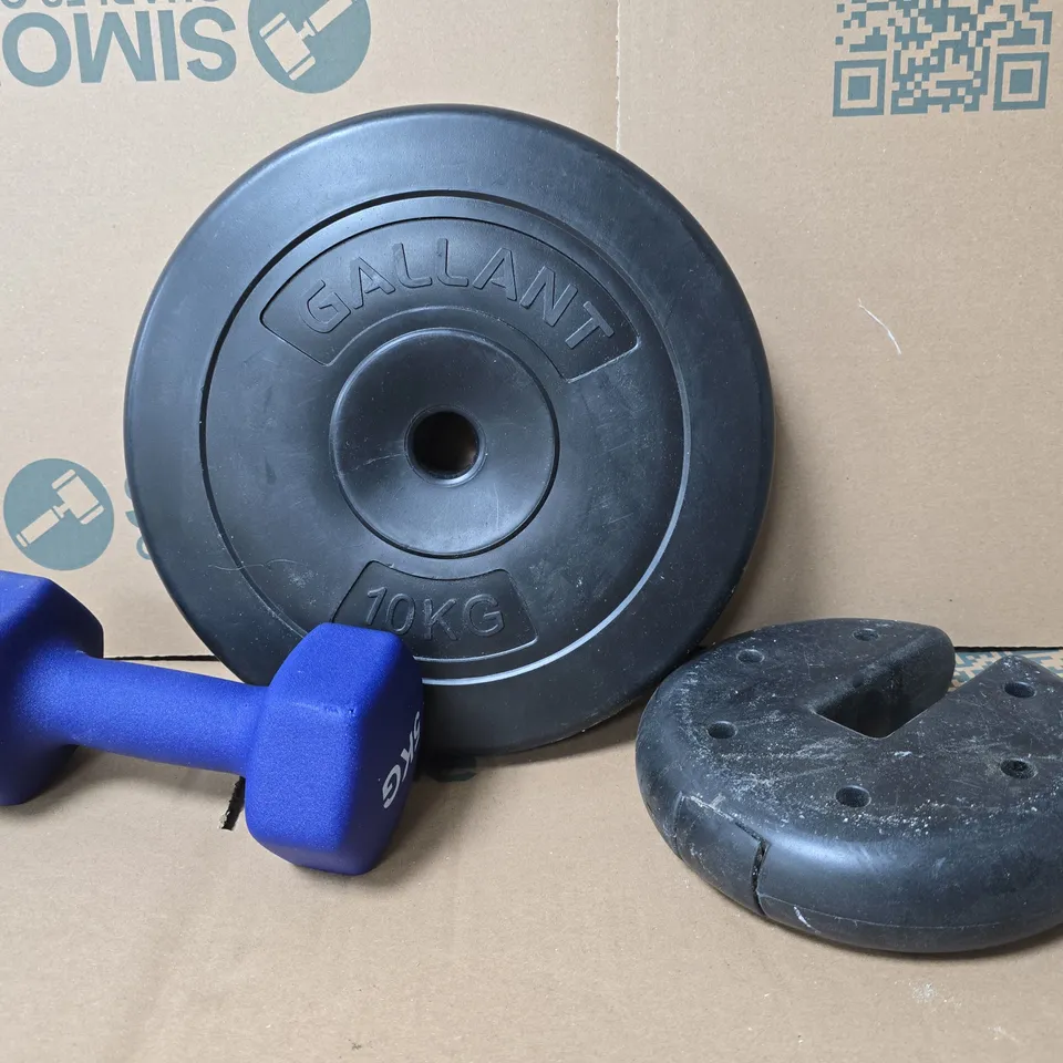 3 ASSORTED WEIGHTS TO INCLUDE BLUE HEXAGONAL 5KG DUMBBELL, GALLANT 10KG WEIGHT ETC - COLLECTION ONLY 