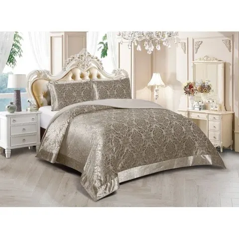 BAGGED DAMASK JACQUARD BEDSPREAD
