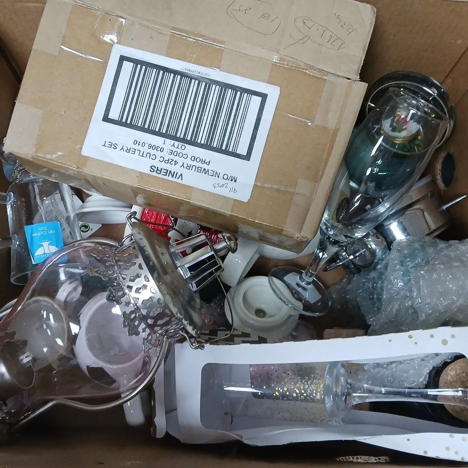 APPROXIMATELY 10 ASSORTED ITEMS TO INCLUDE CUTLERY, DECO SUCCULENT, LUMINESCENT METALLIC JAR, ETC - COLLECTION ONLY