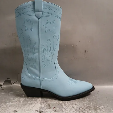 BOXED PAIR OF KOI SLINGSTAR COWBOY BOOTS IN BLUE SIZE UK 5