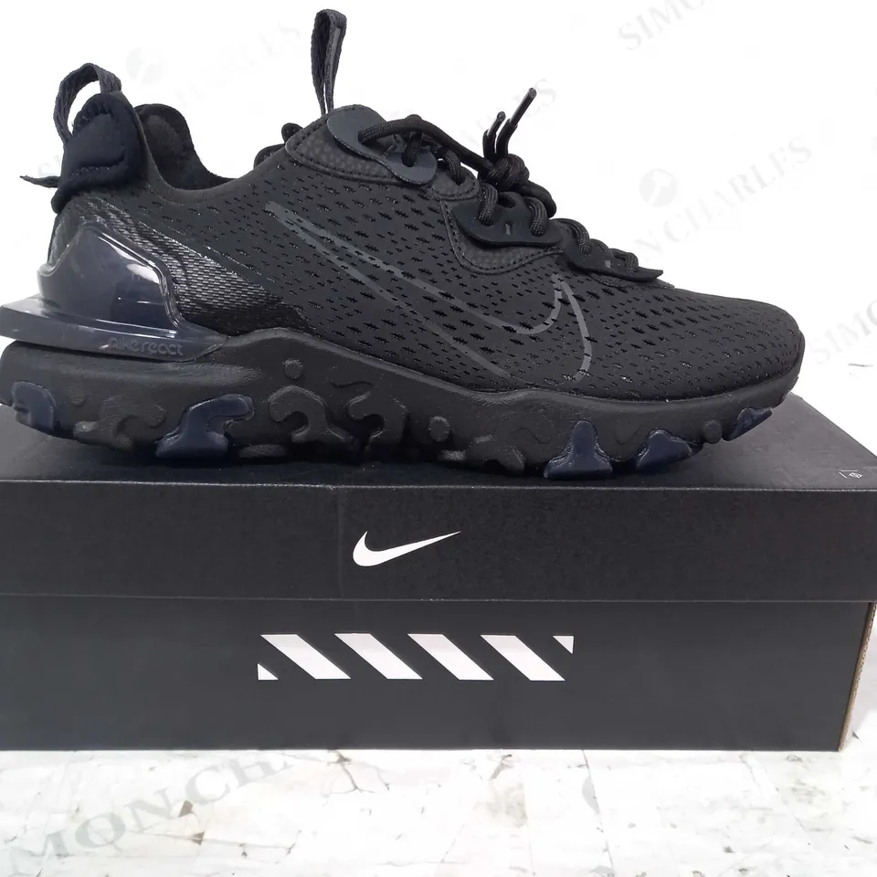 BOXED PAIR OF NIKE D/MS/X SHOES IN BLACK UK SIZE 8.5