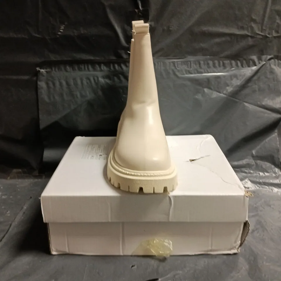 BOXED PAIR OF UNBRANDED ANKLE BOOTS IN CREAM SIZE EU 40