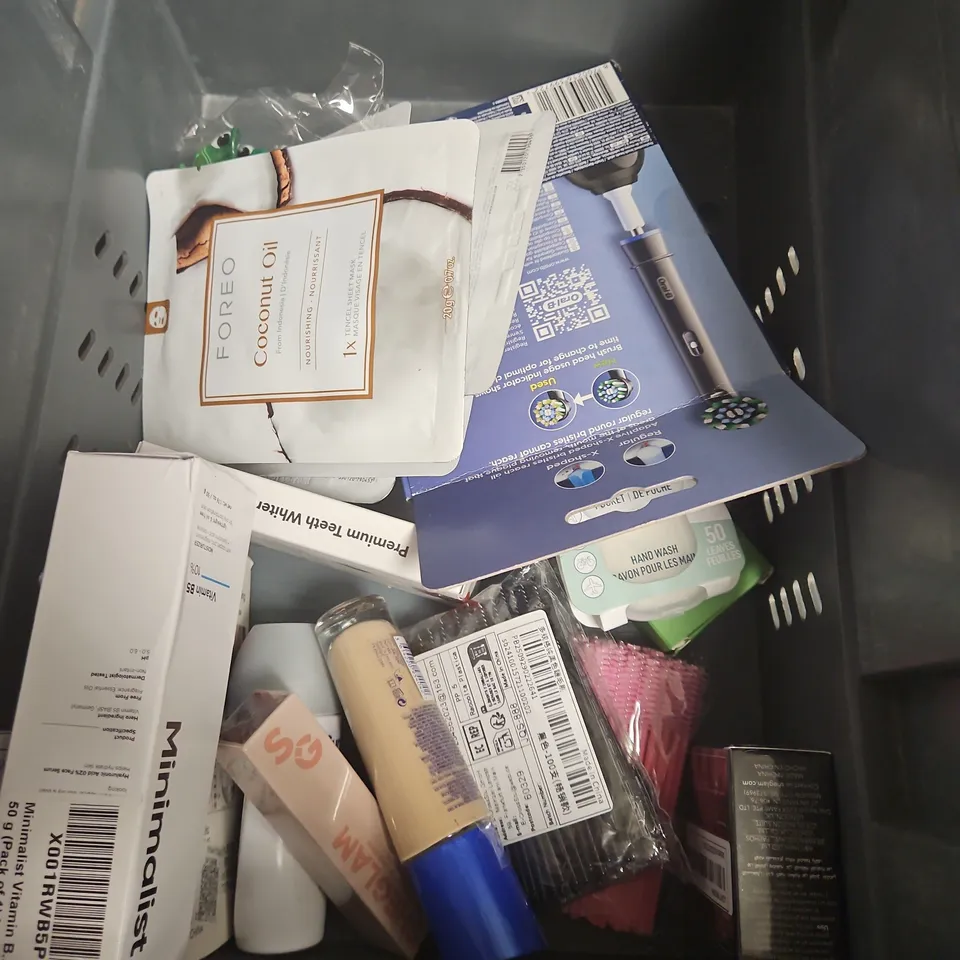 APPROXIMATEY 20 ASSORTED HEALTH AND BEAUTY PRODUCTS TO INCLUDE - TROPIC DEODORANT CREAM - DR SQUATCH SOAP - GLOW HUB FACIAL SERUM - ETC