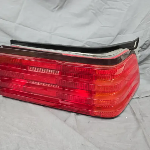 MERCEDES-BENZ 129 820 30 64 RIGHT SIDE TAIL LIGHT UNIT