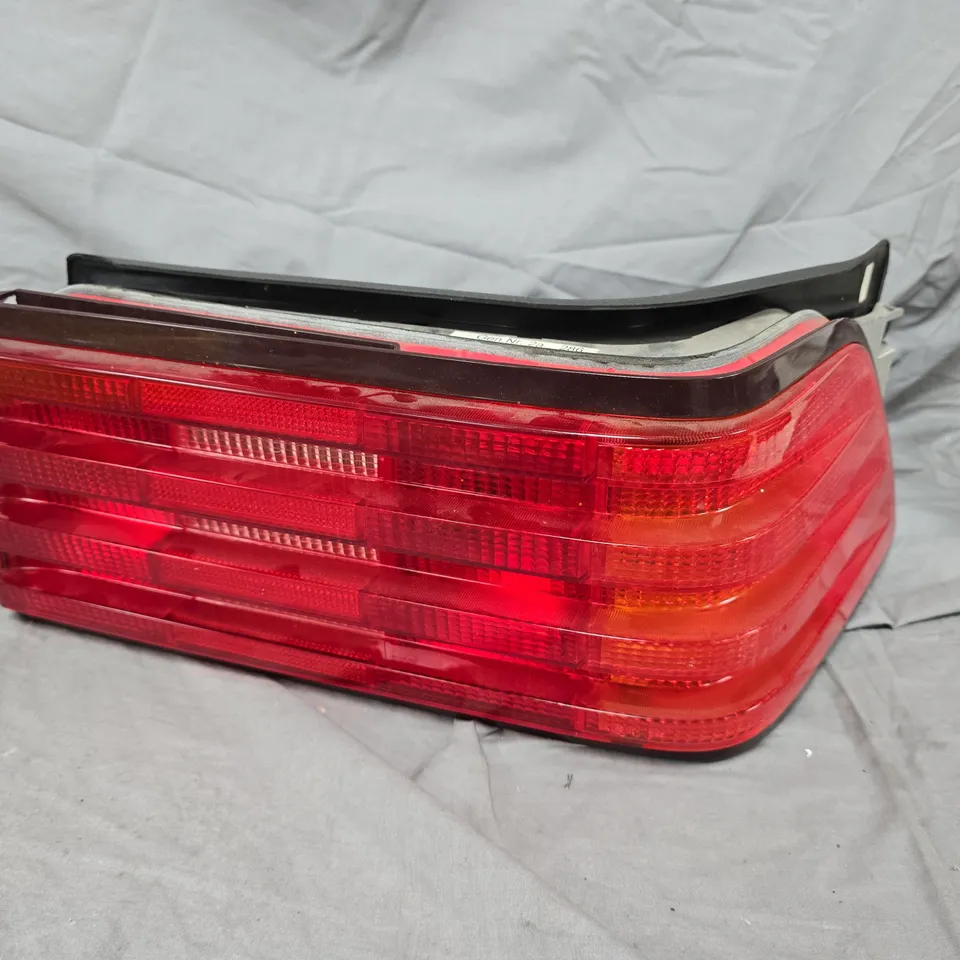 MERCEDES-BENZ 129 820 30 64 RIGHT SIDE TAIL LIGHT UNIT  