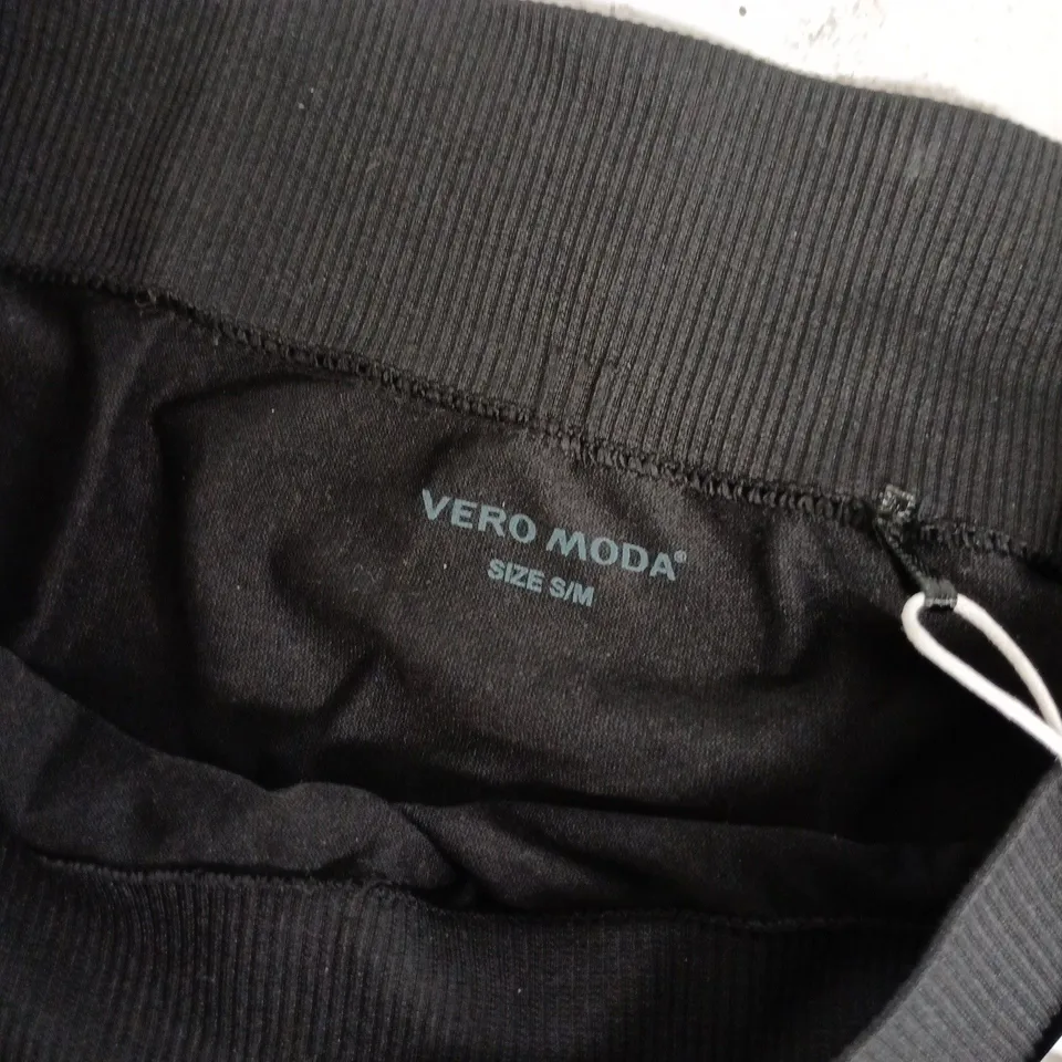 VERO MODA JACKIE SEAMLESS MINI SHORTS IN BLACK - S/M