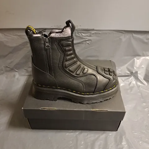 BOXED PAIR OF DR MARTENS PROTECT KINSLEY TUMBLE BOOTS IN BLACK RUBBER GRAINED LEATHER SIZE UK 6