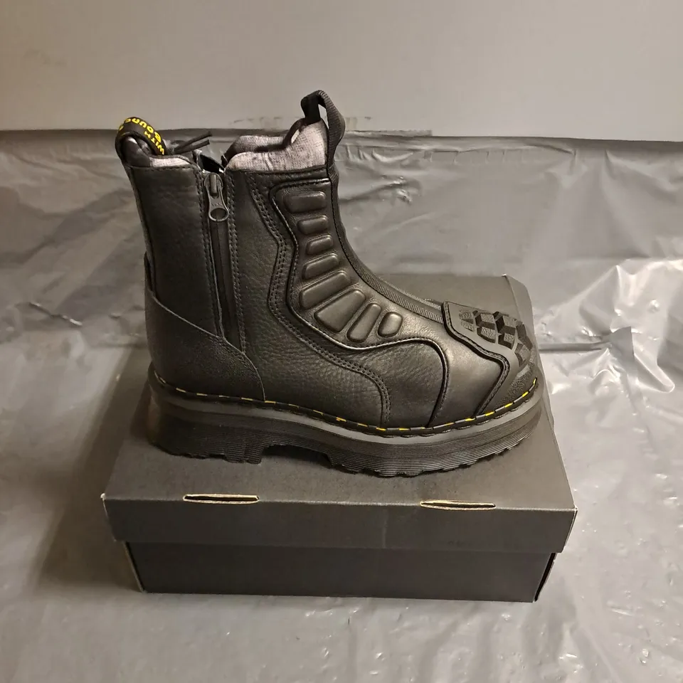 BOXED PAIR OF DR MARTENS PROTECT KINSLEY TUMBLE BOOTS IN BLACK RUBBER GRAINED LEATHER SIZE UK 6