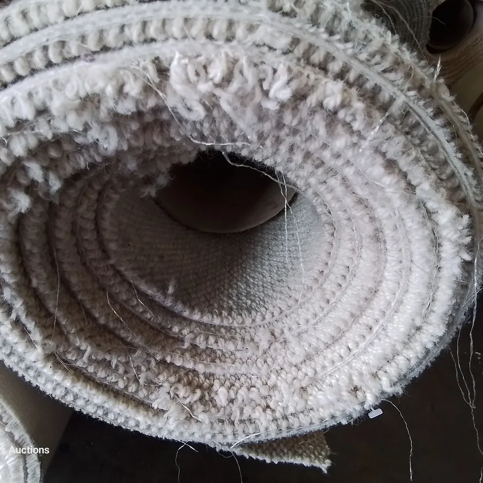 ROLL OF QUALITY BEACHCOMBER CARPET APPROXIMATELY 4M × 5.49M